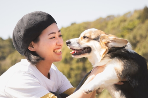 笑顔の人と犬