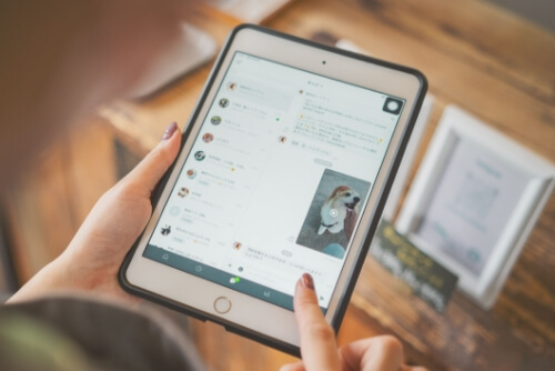 iPadでLINEをしている写真